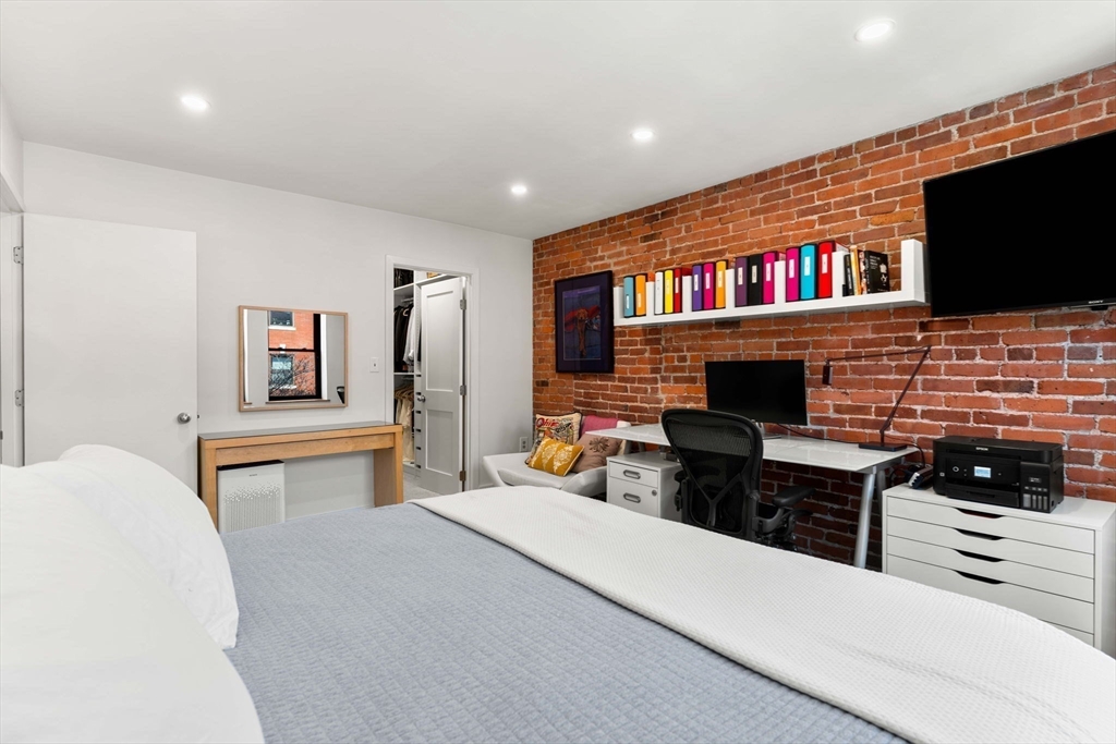 84 Gainsborough St # 303W