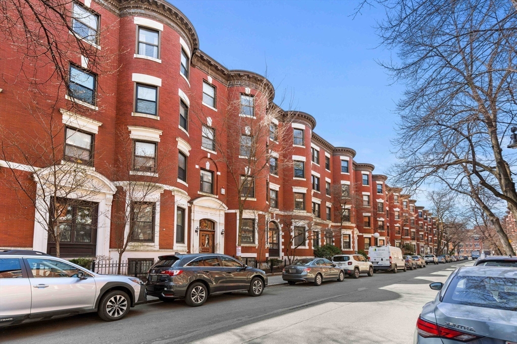 84 Gainsborough St # 303W