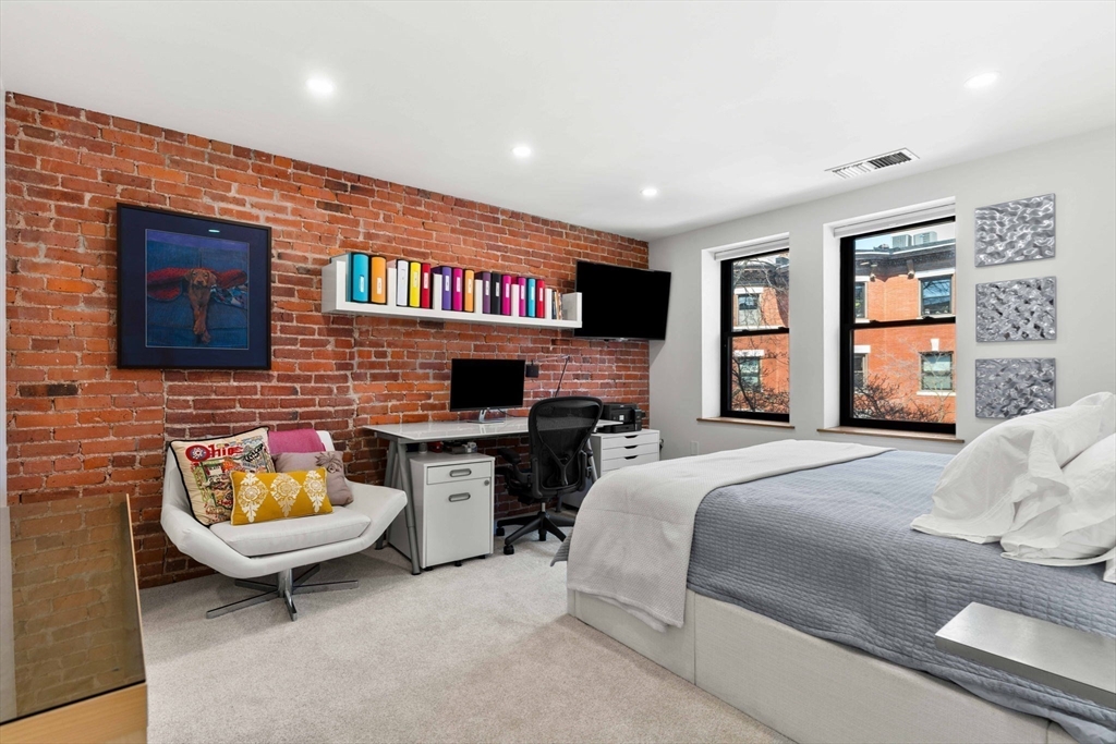 84 Gainsborough St # 303W