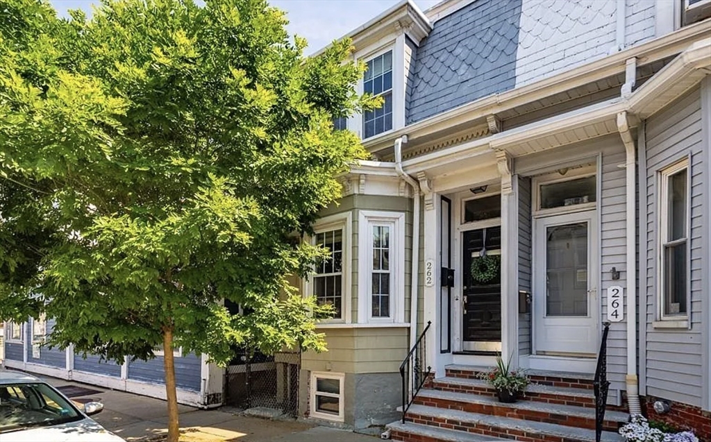 262 W 5th St