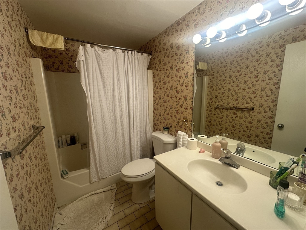102 Gainsborough Street # 302E