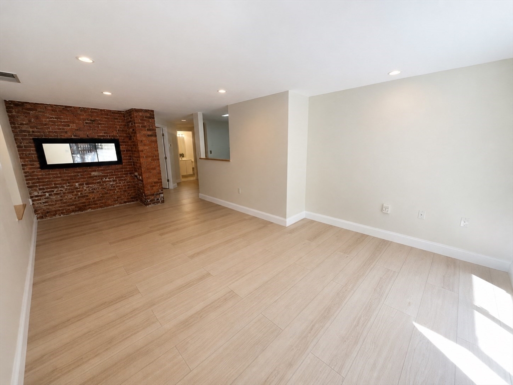 84 Gainsborough Street # 006W