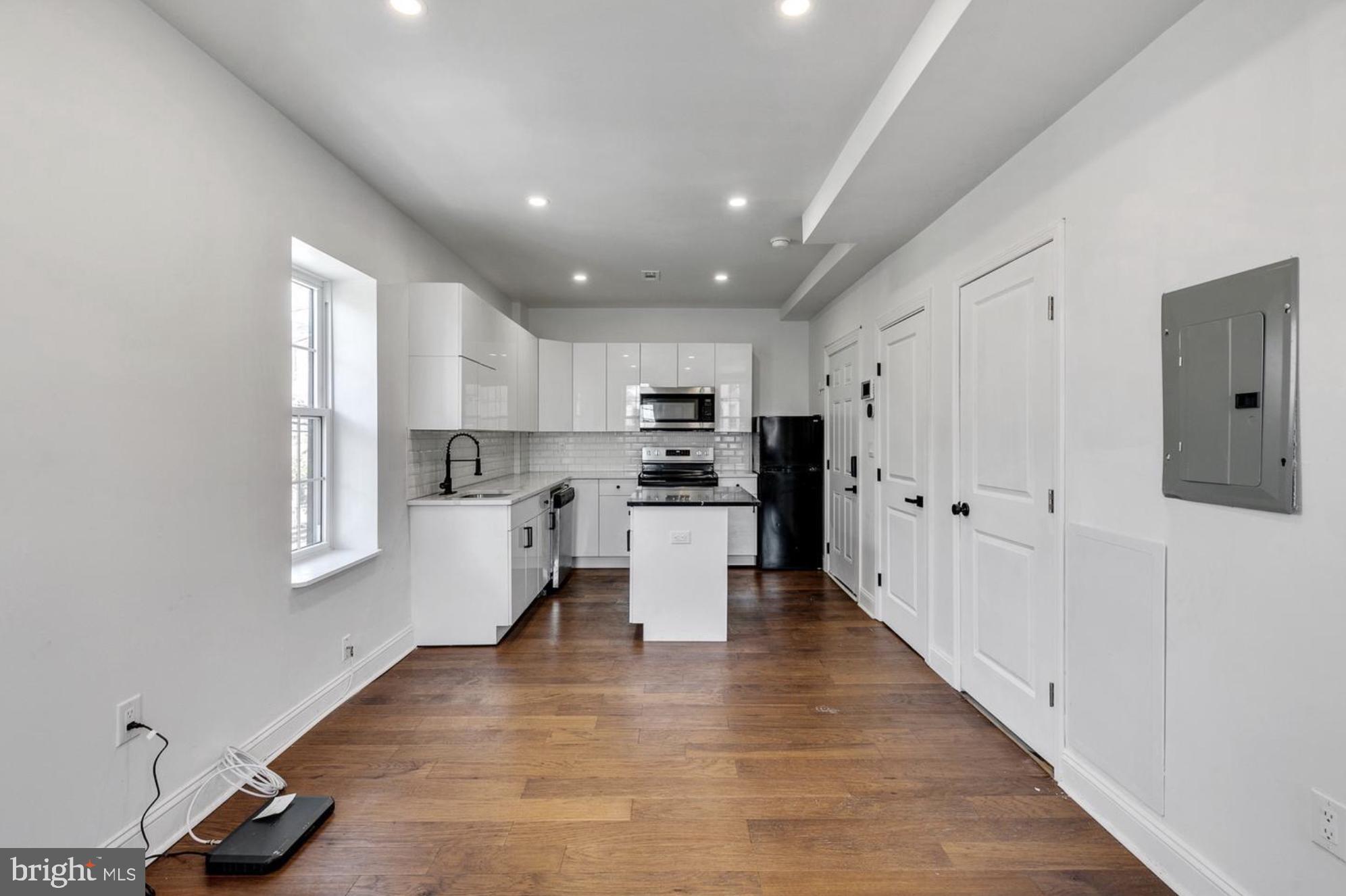 835 CORINTHIAN AVENUE 2