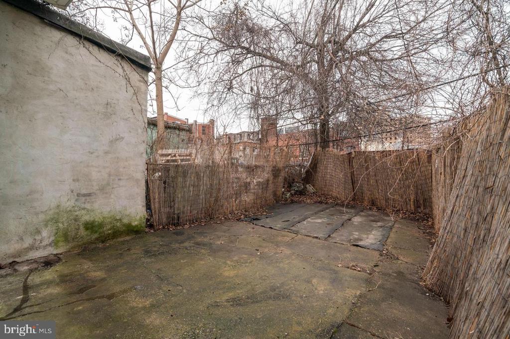 1319 W VICTORIA STREET