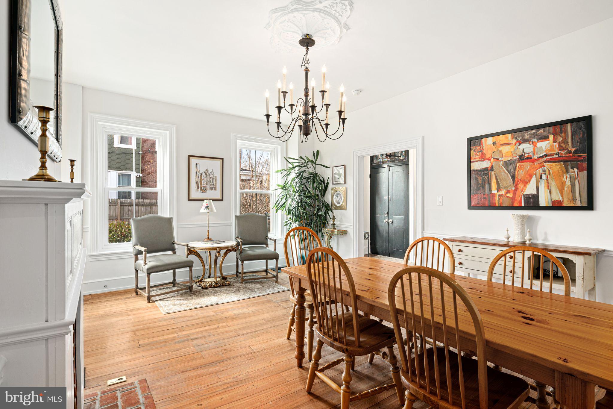 20 W Harvey St