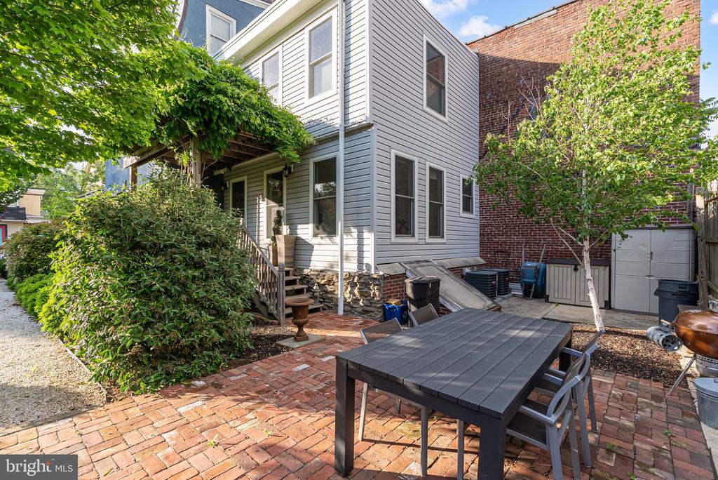 20 W Harvey St