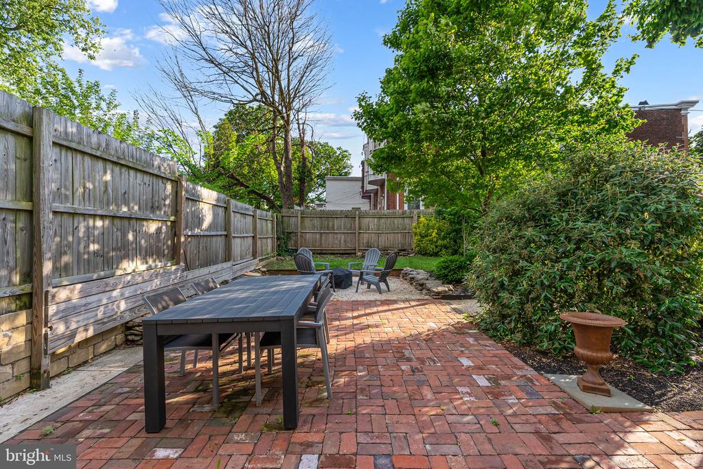 20 W Harvey St
