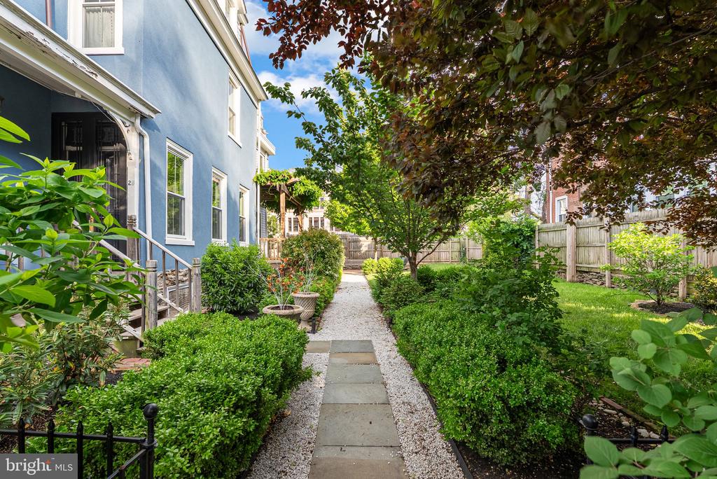 20 W Harvey St