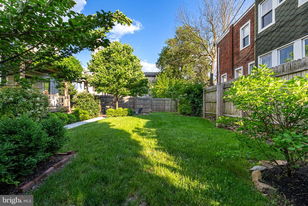 20 W Harvey St