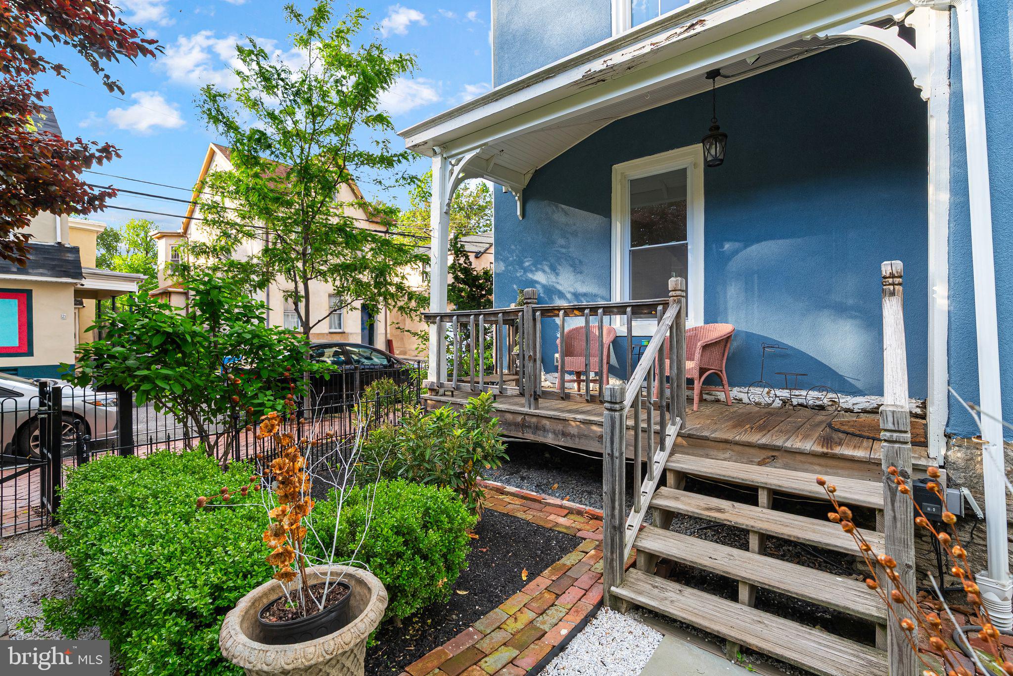 20 W Harvey St