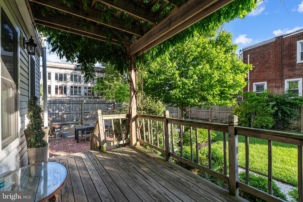 20 W Harvey St