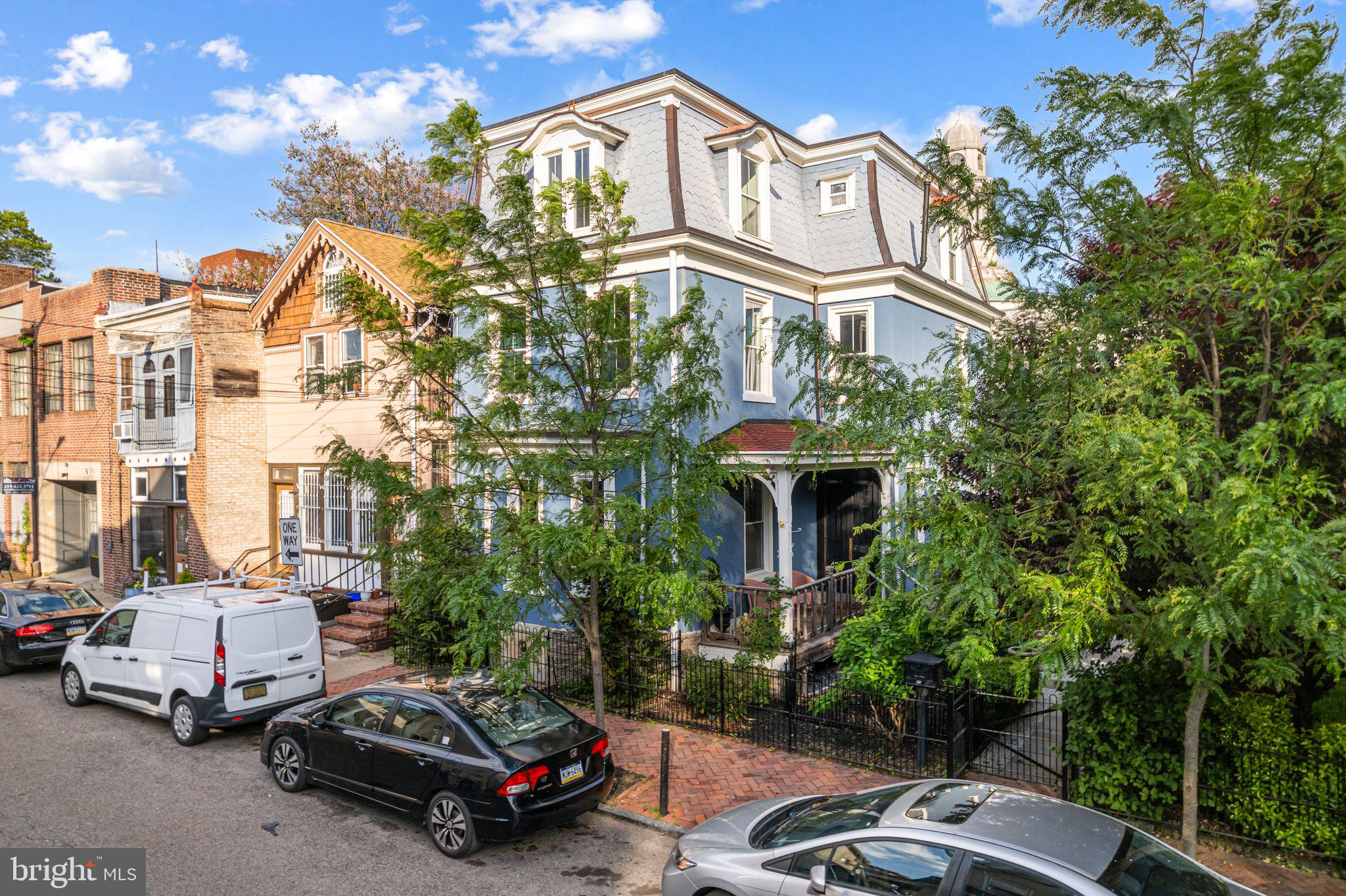 20 W Harvey St