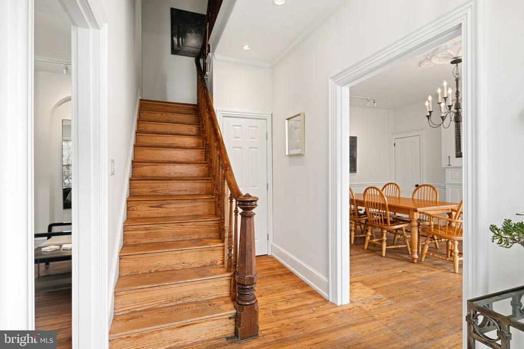 20 W Harvey St