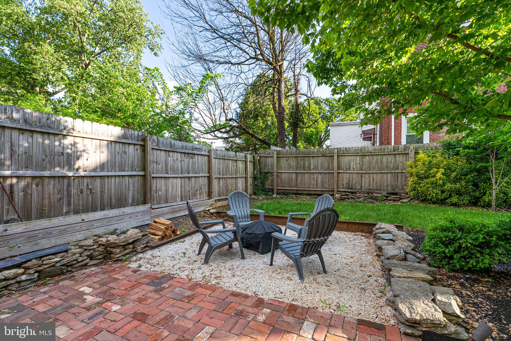 20 W Harvey St