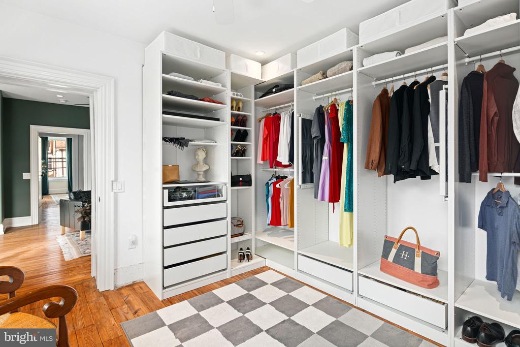 20 W Harvey St