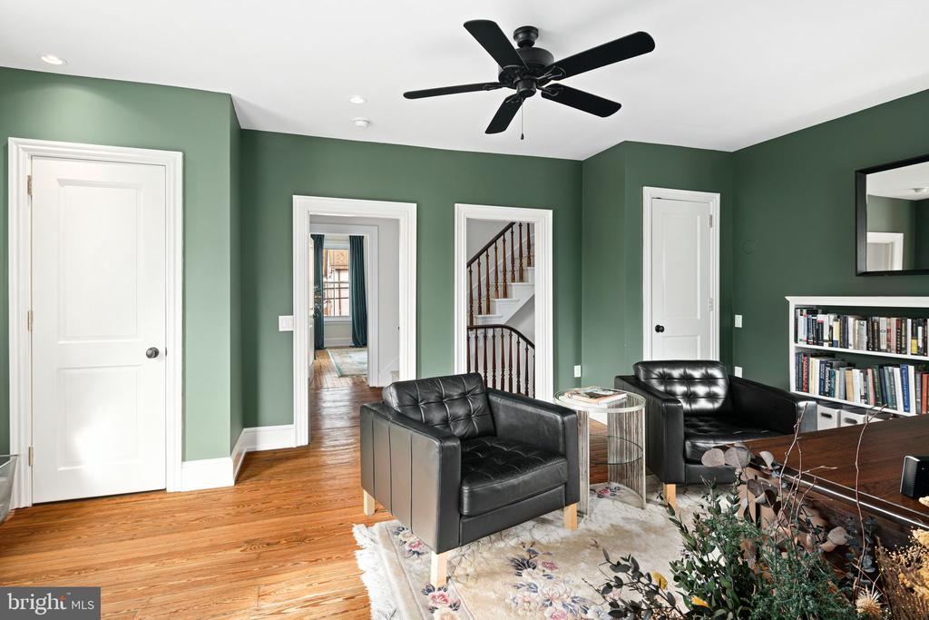20 W Harvey St