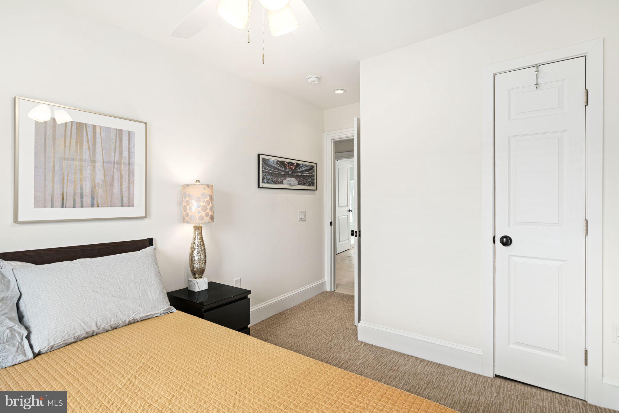20 W Harvey St