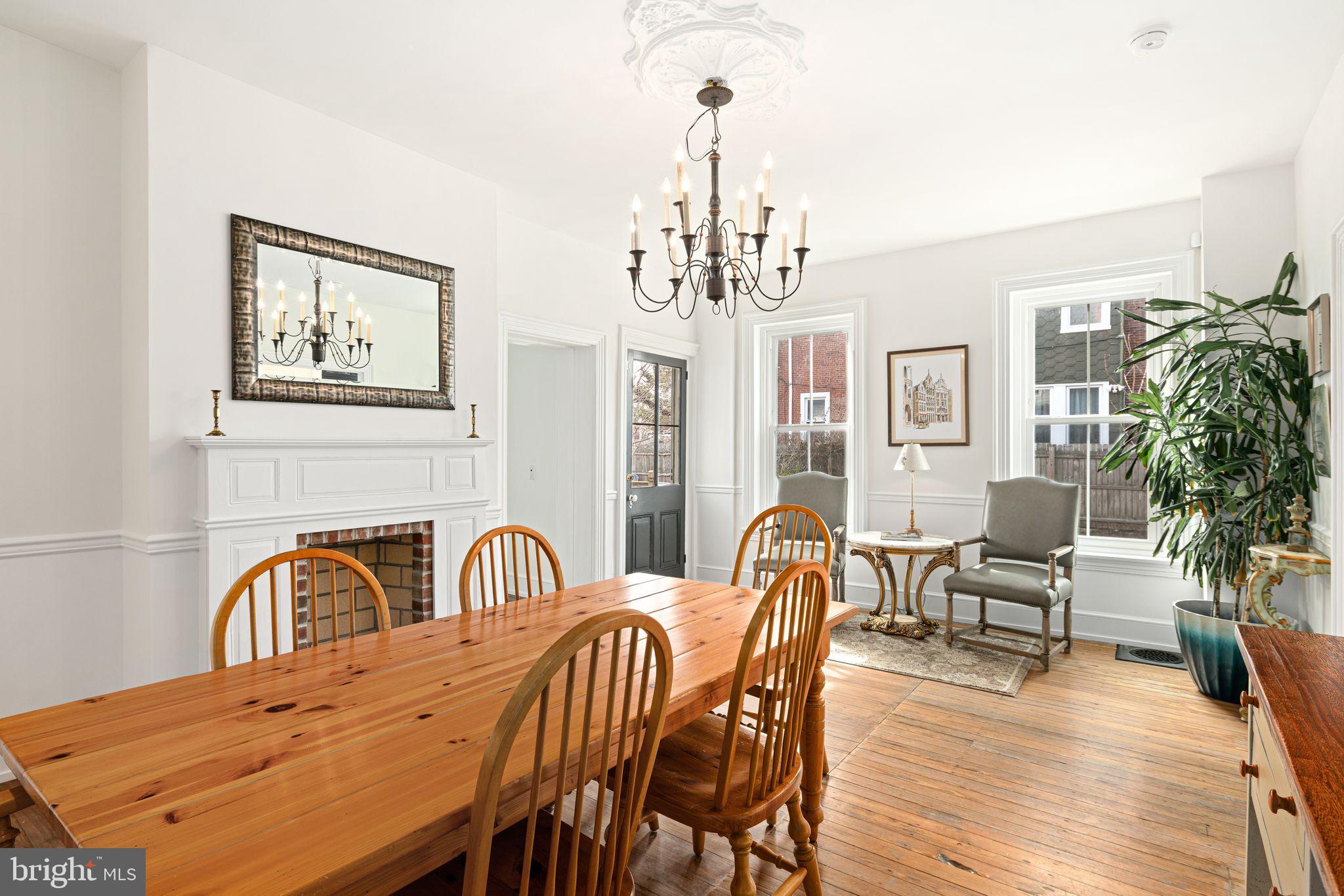 20 W Harvey St
