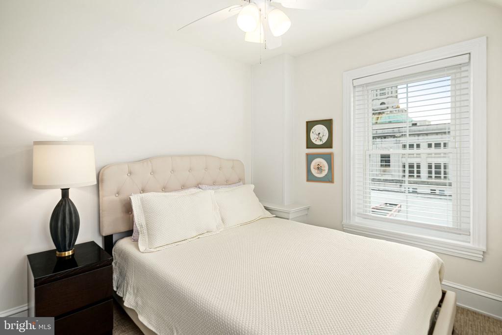 20 W Harvey St
