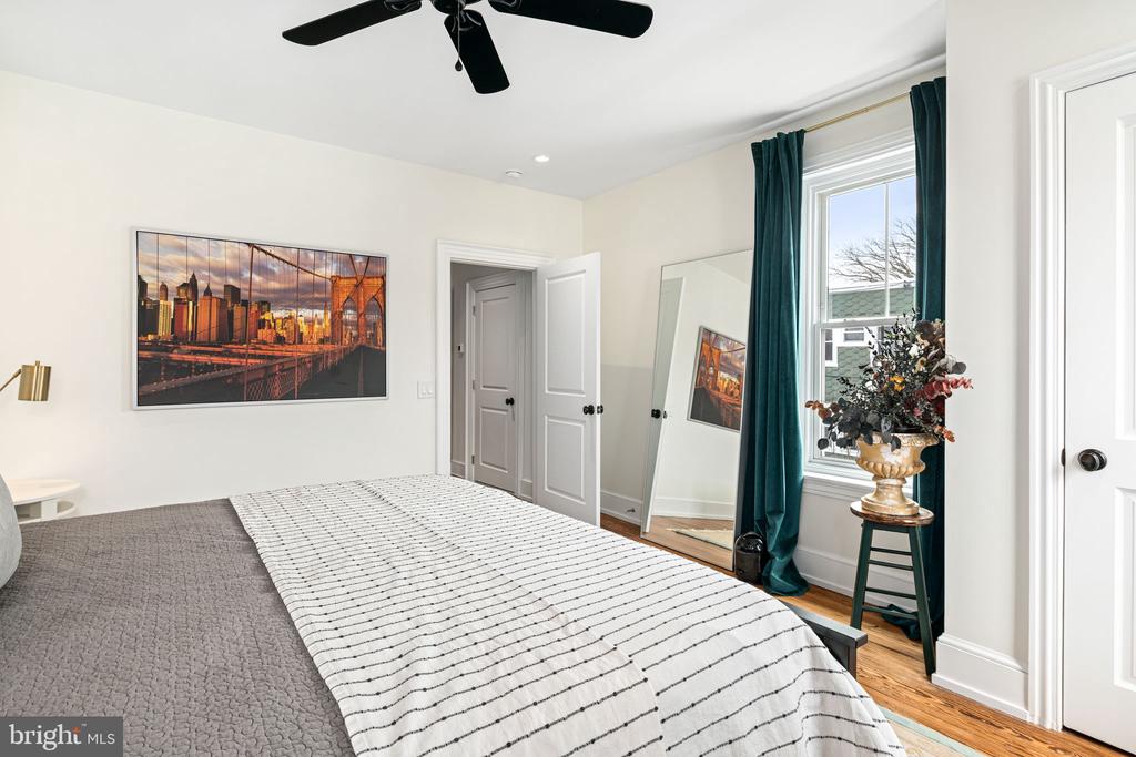 20 W Harvey St