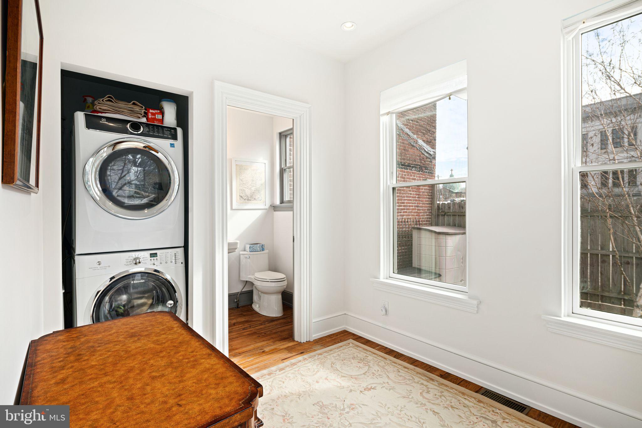 20 W Harvey St
