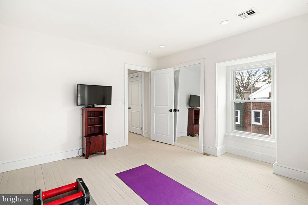 20 W Harvey St