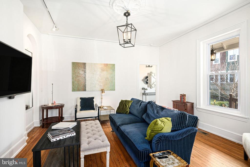 20 W Harvey St