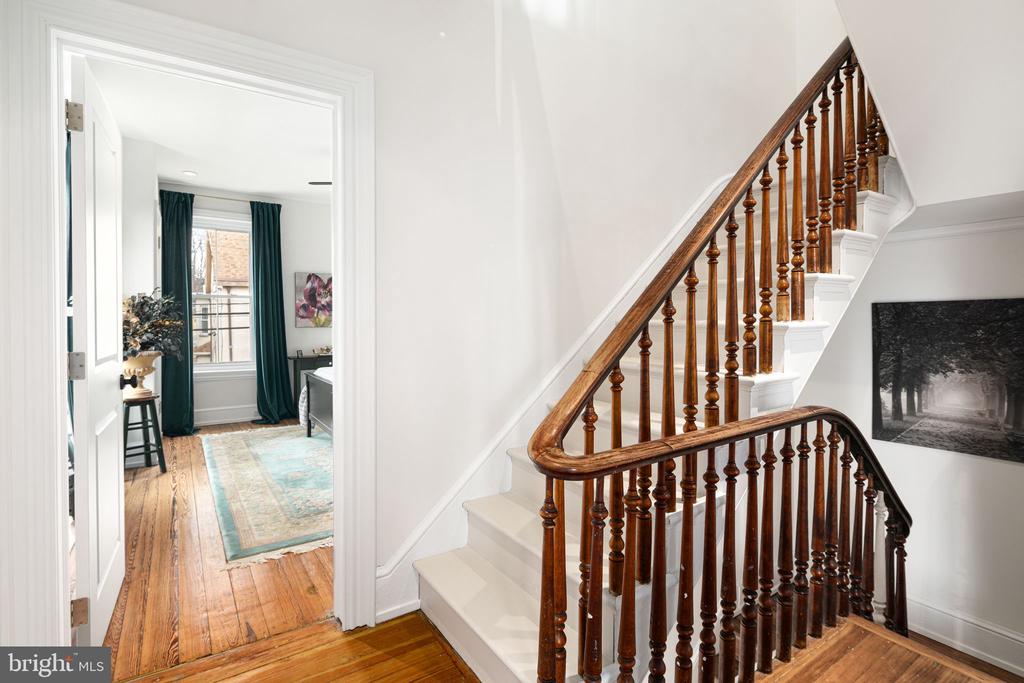 20 W Harvey St