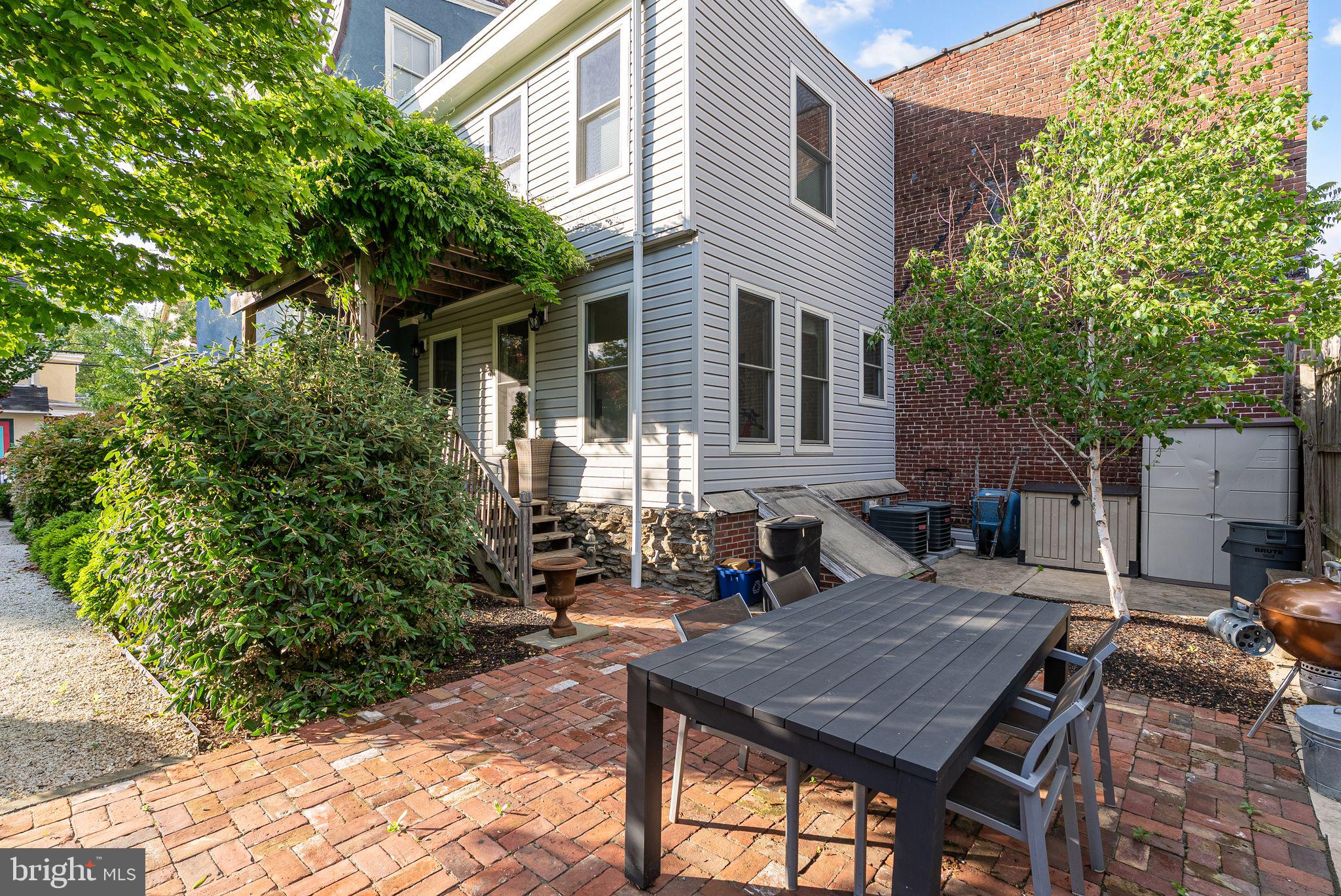 20 W Harvey St