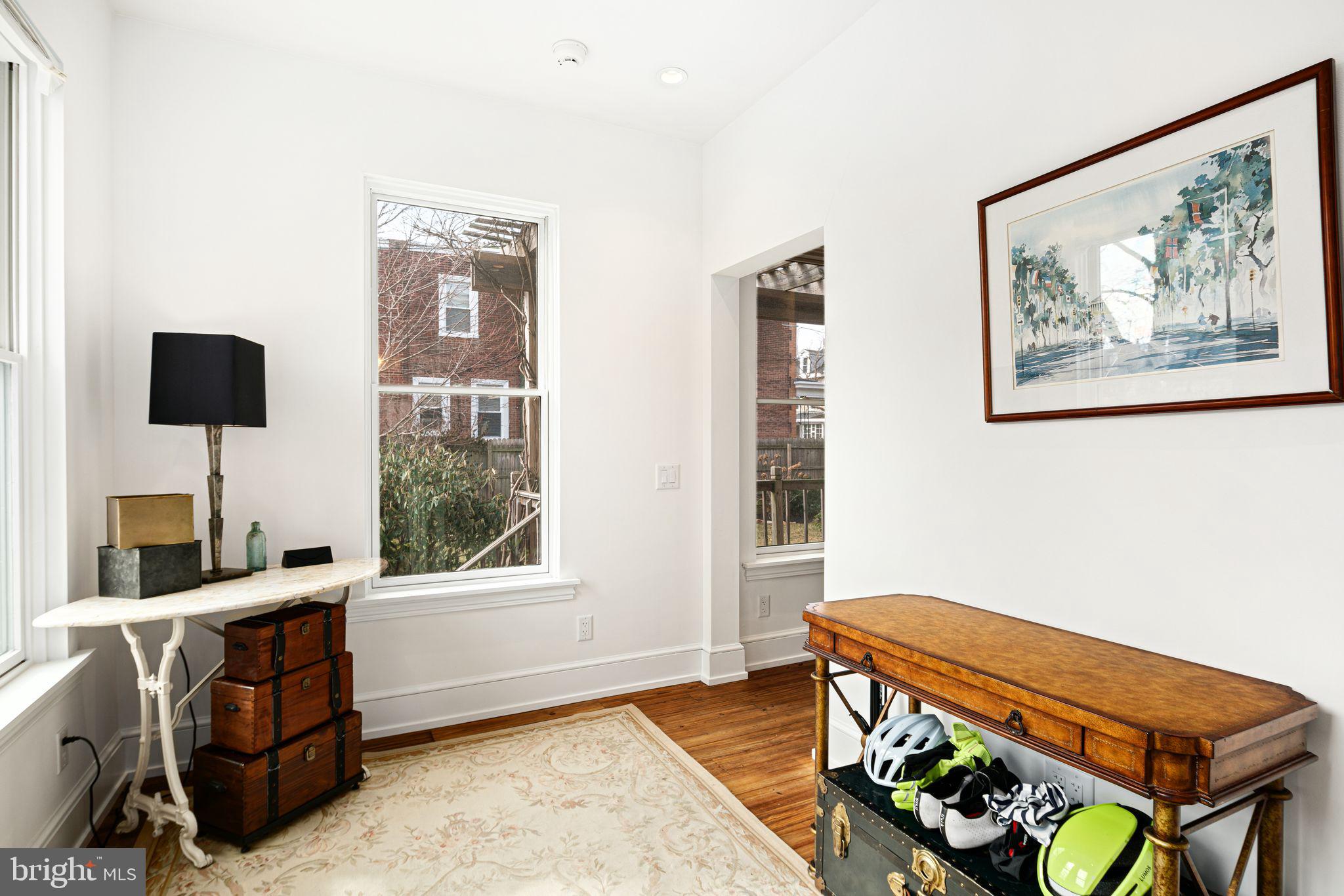 20 W Harvey St
