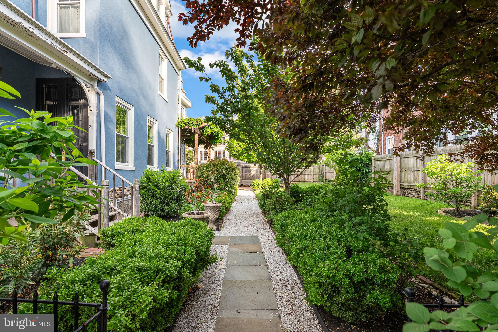 20 W Harvey St