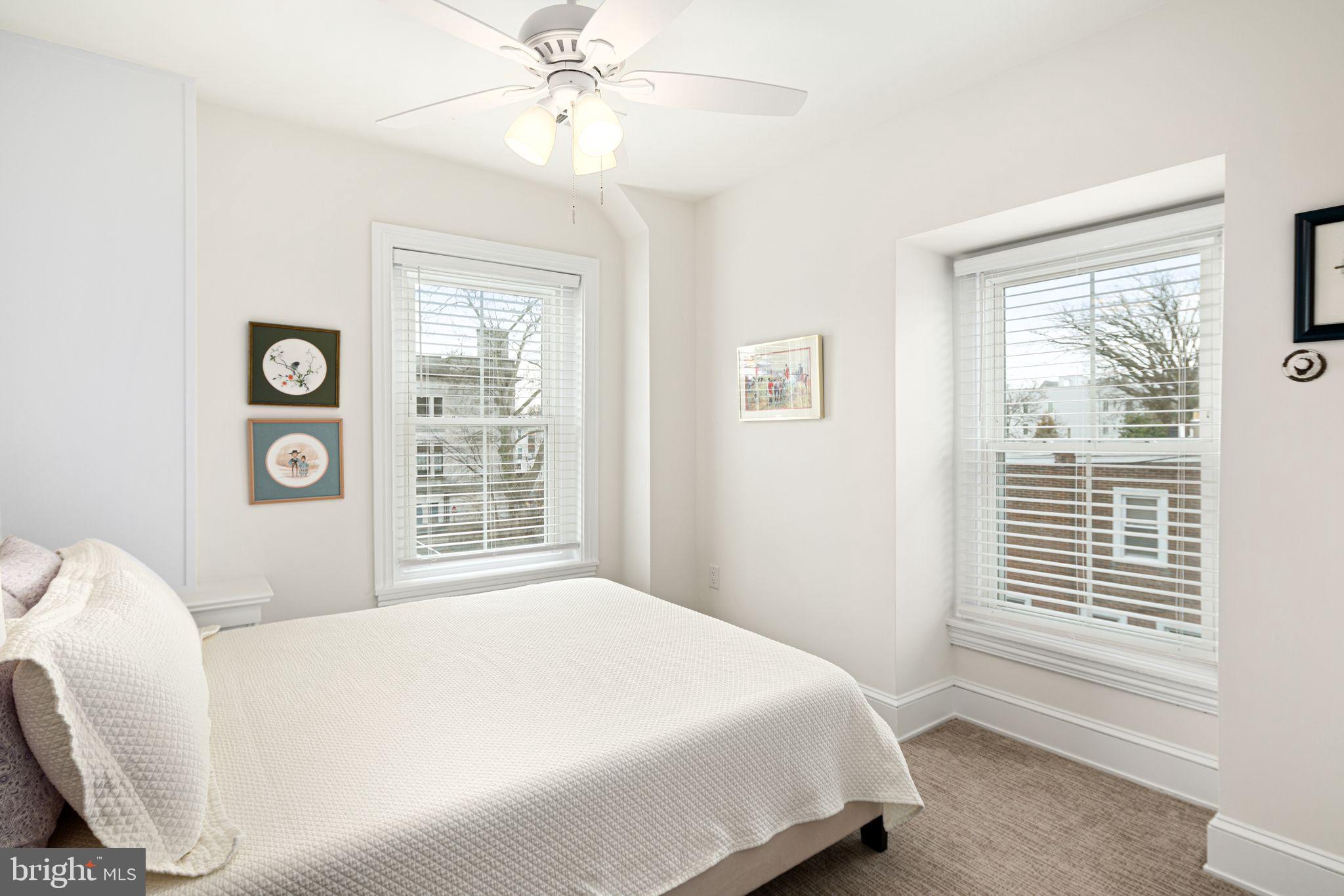 20 W Harvey St