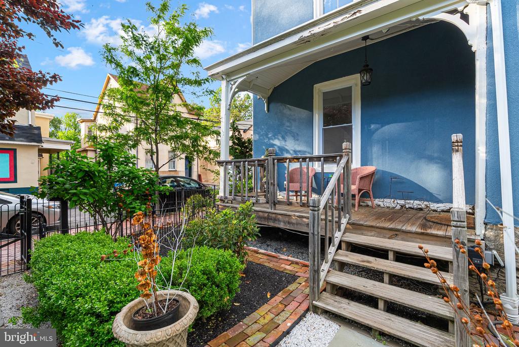 20 W Harvey St