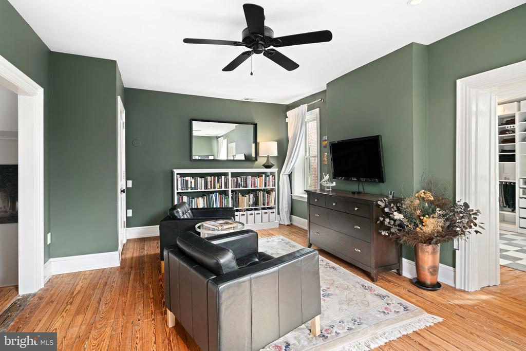 20 W Harvey St