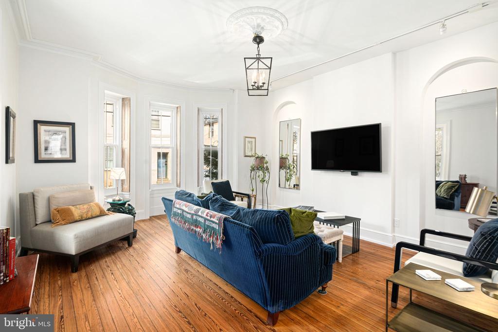 20 W Harvey St