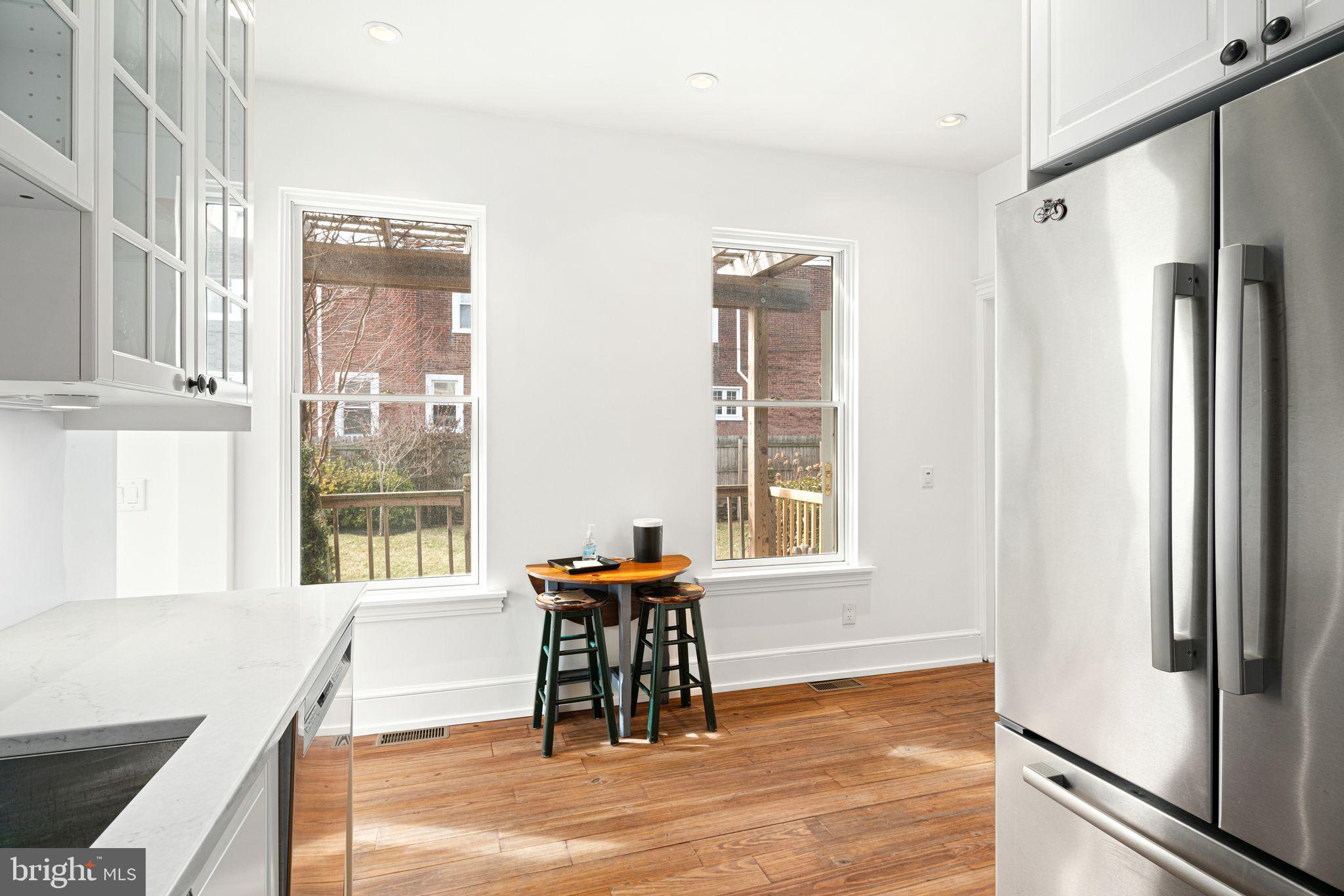 20 W Harvey St