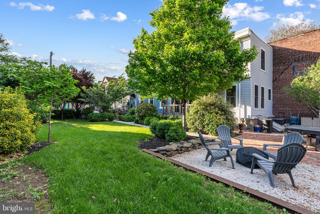 20 W Harvey St