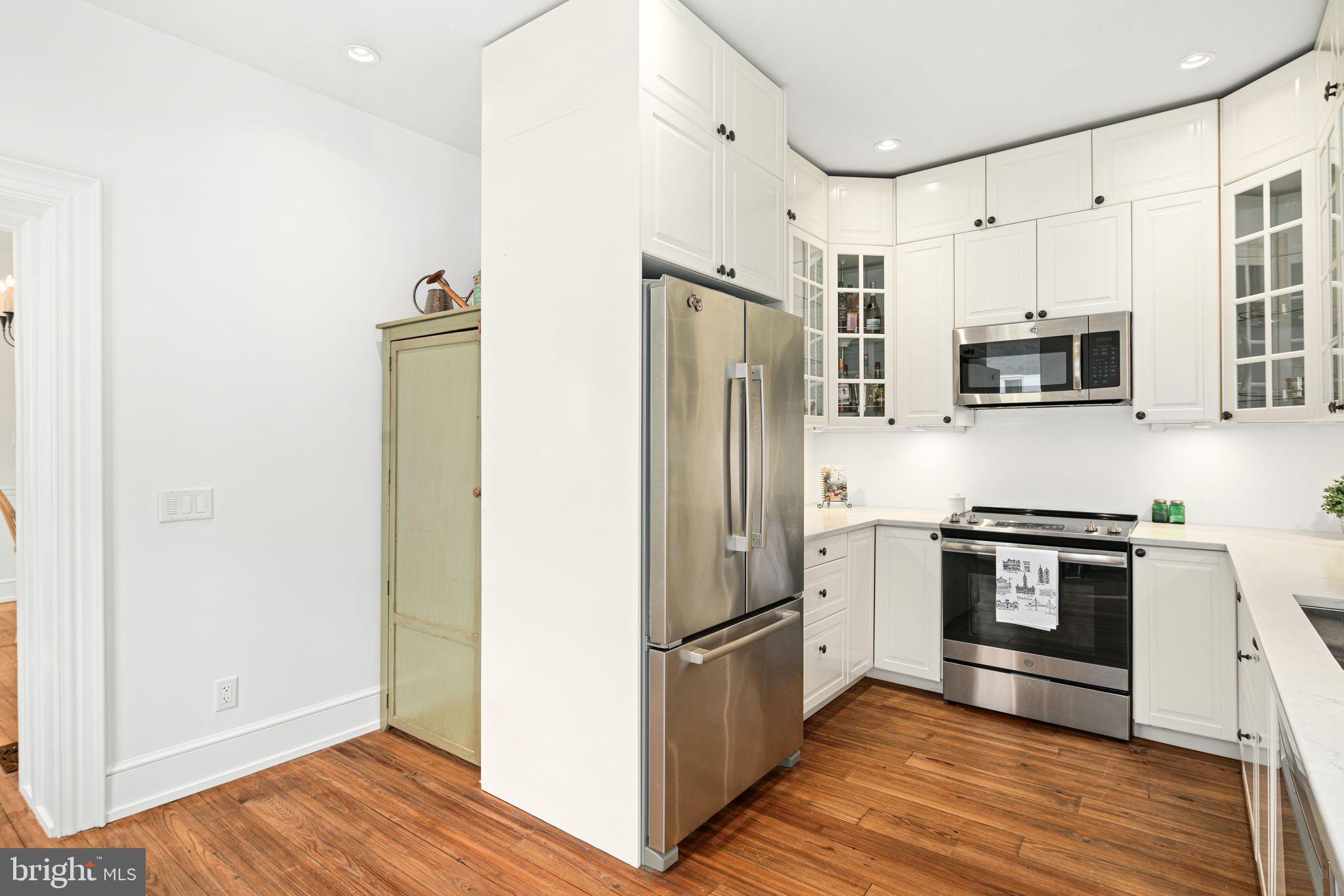 20 W Harvey St