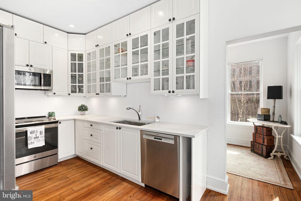 20 W Harvey St