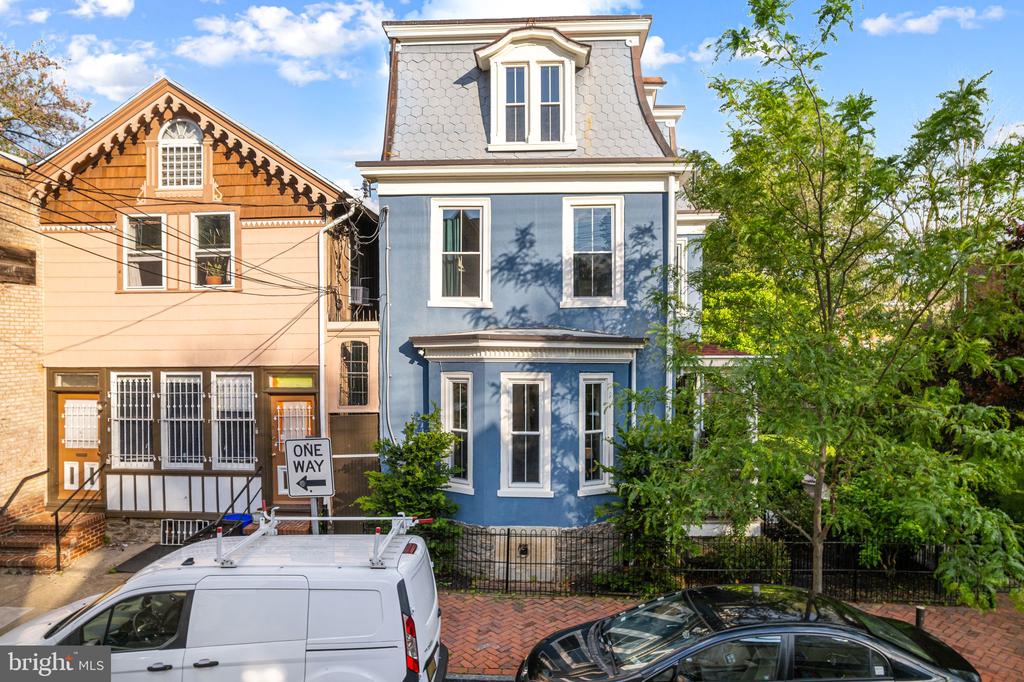 20 W Harvey St