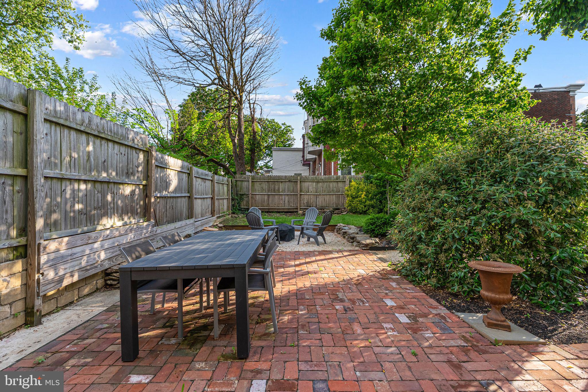20 W Harvey St