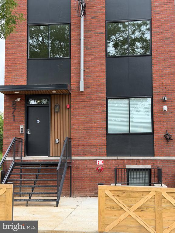 871 N PRESTON STREET Unit: 1