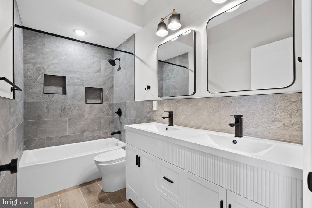 871 N PRESTON STREET Unit: 5