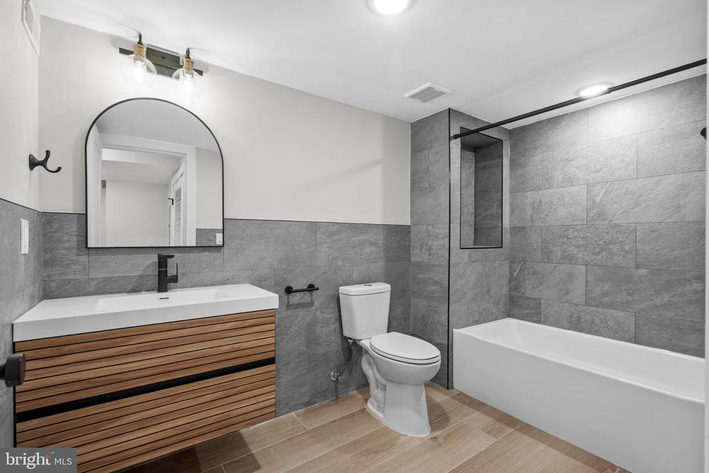 871 N PRESTON STREET Unit: 5