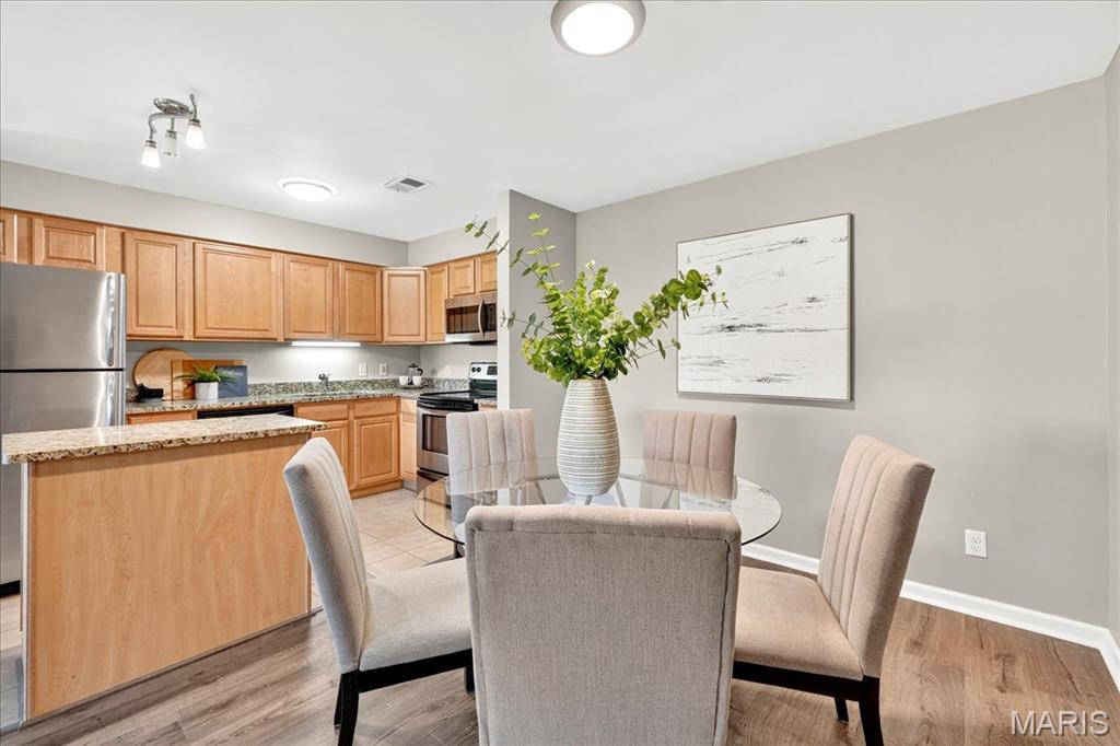 950 E East Rue De La Banque Unit: 208