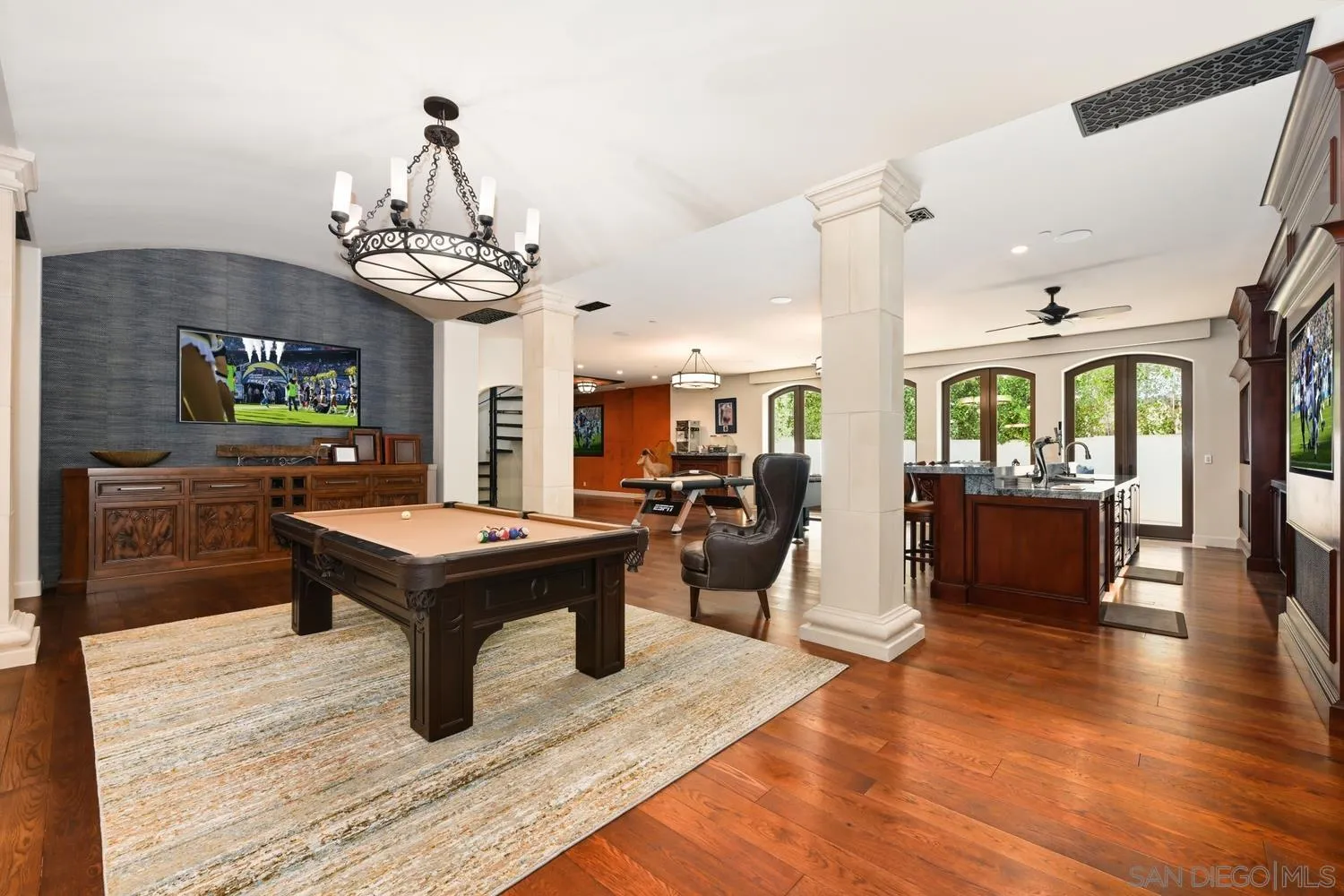 7029 - 7031 Las Colinas