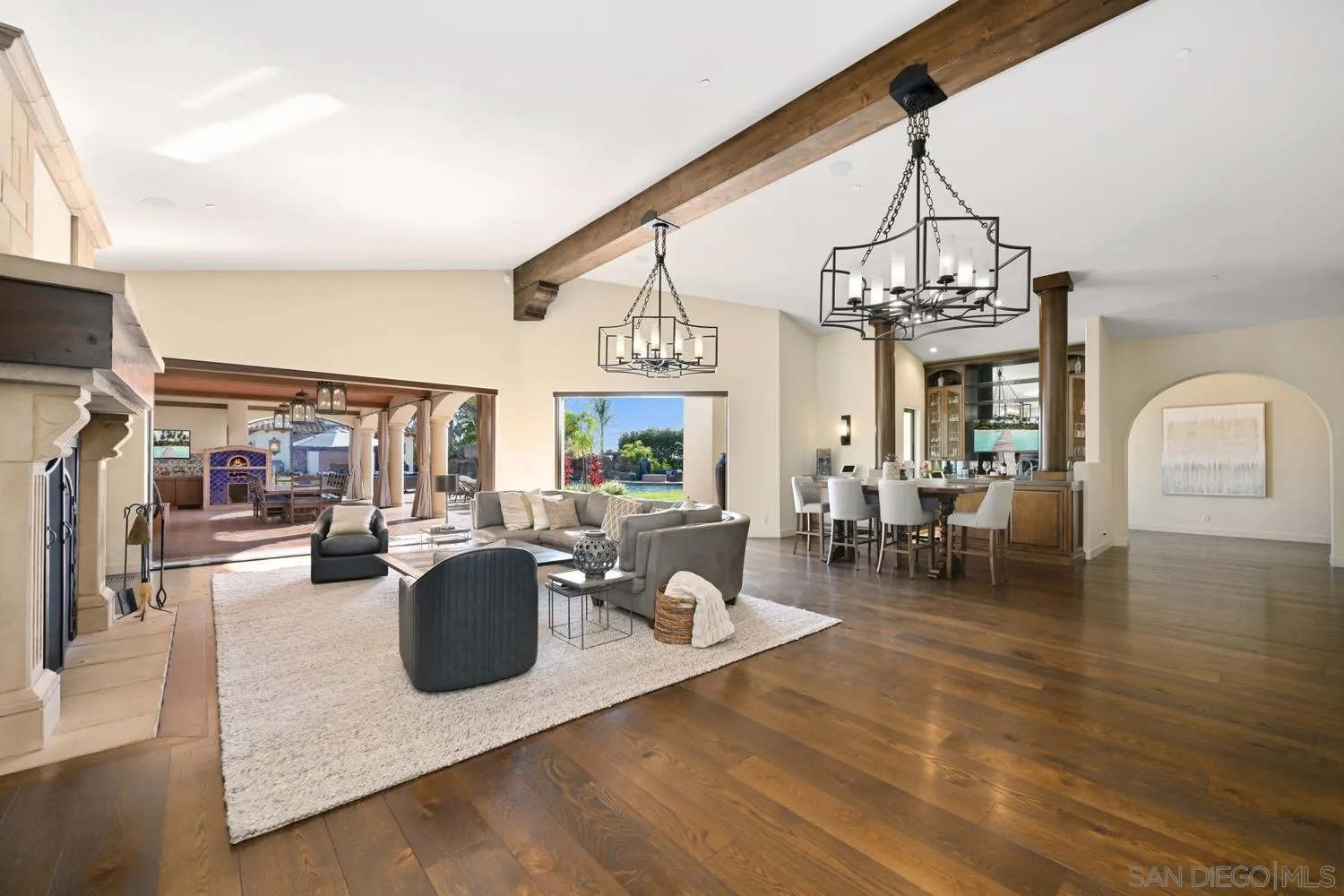 7029 - 7031 Las Colinas