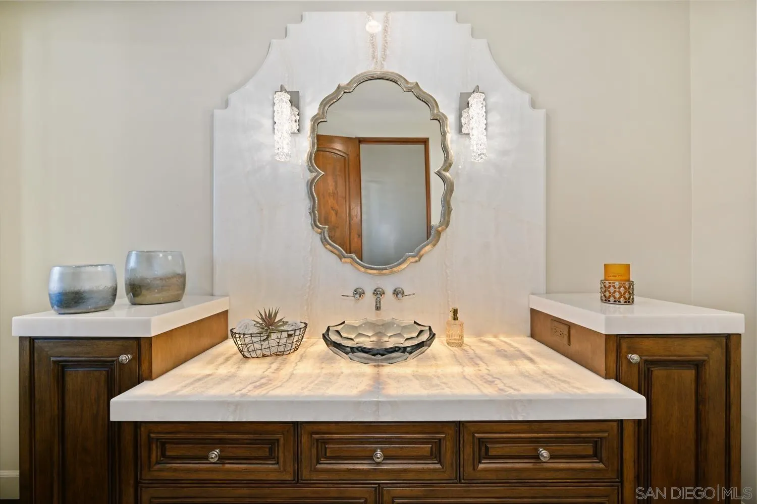 7029 - 7031 Las Colinas