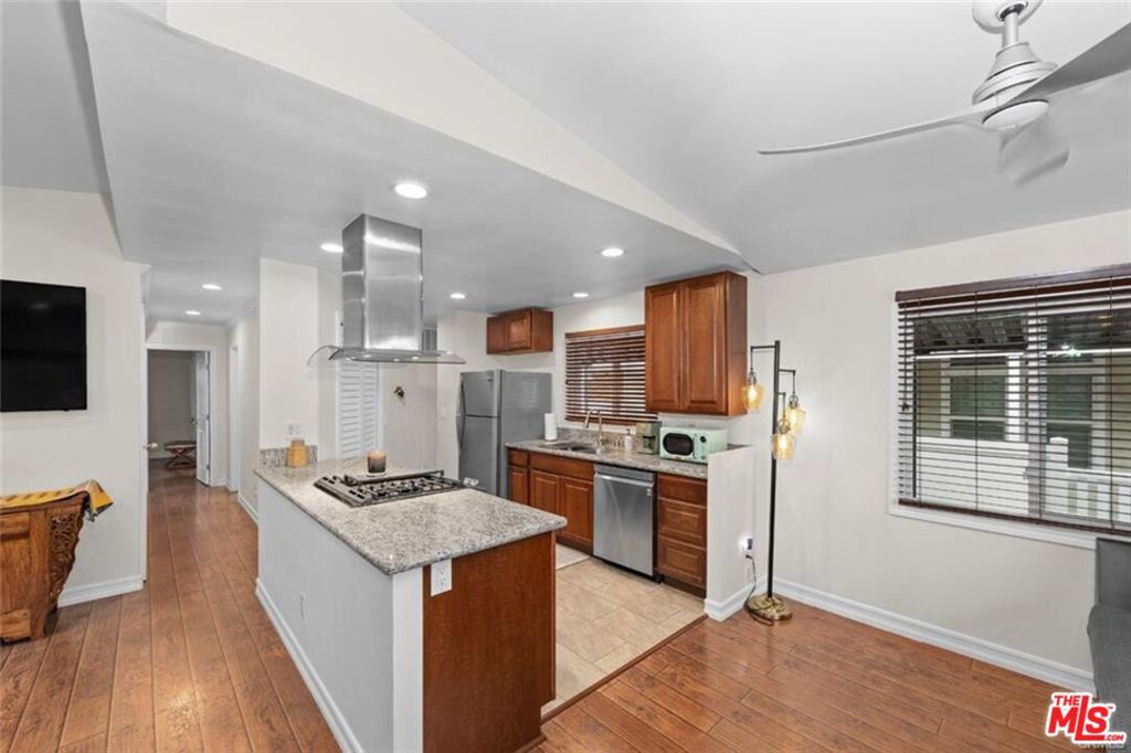 4201 Topanga Canyon Boulevard 31