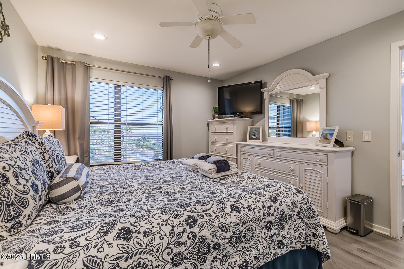 6 Harbor Drive N M214